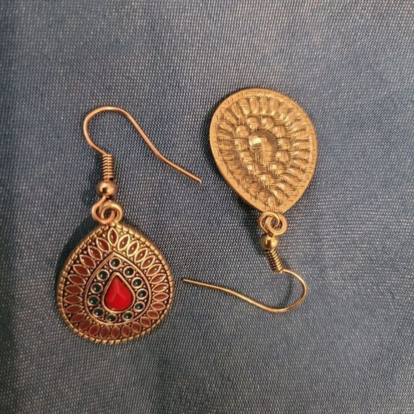⭐️3/$25⭐️🆕️ Gold Drop Earrings  - Picture 3 of 4